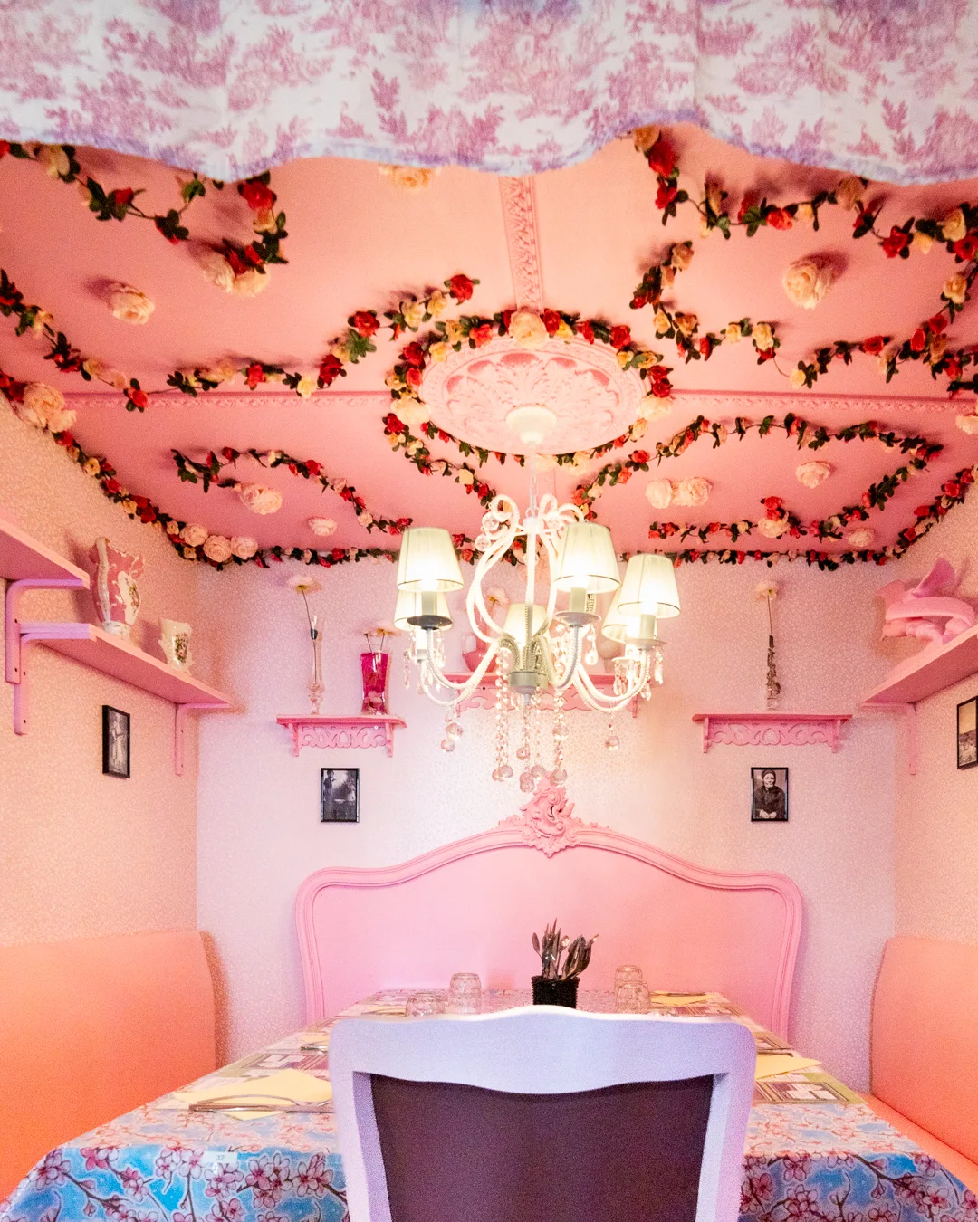 Une salle imaginée comme une chambre rose