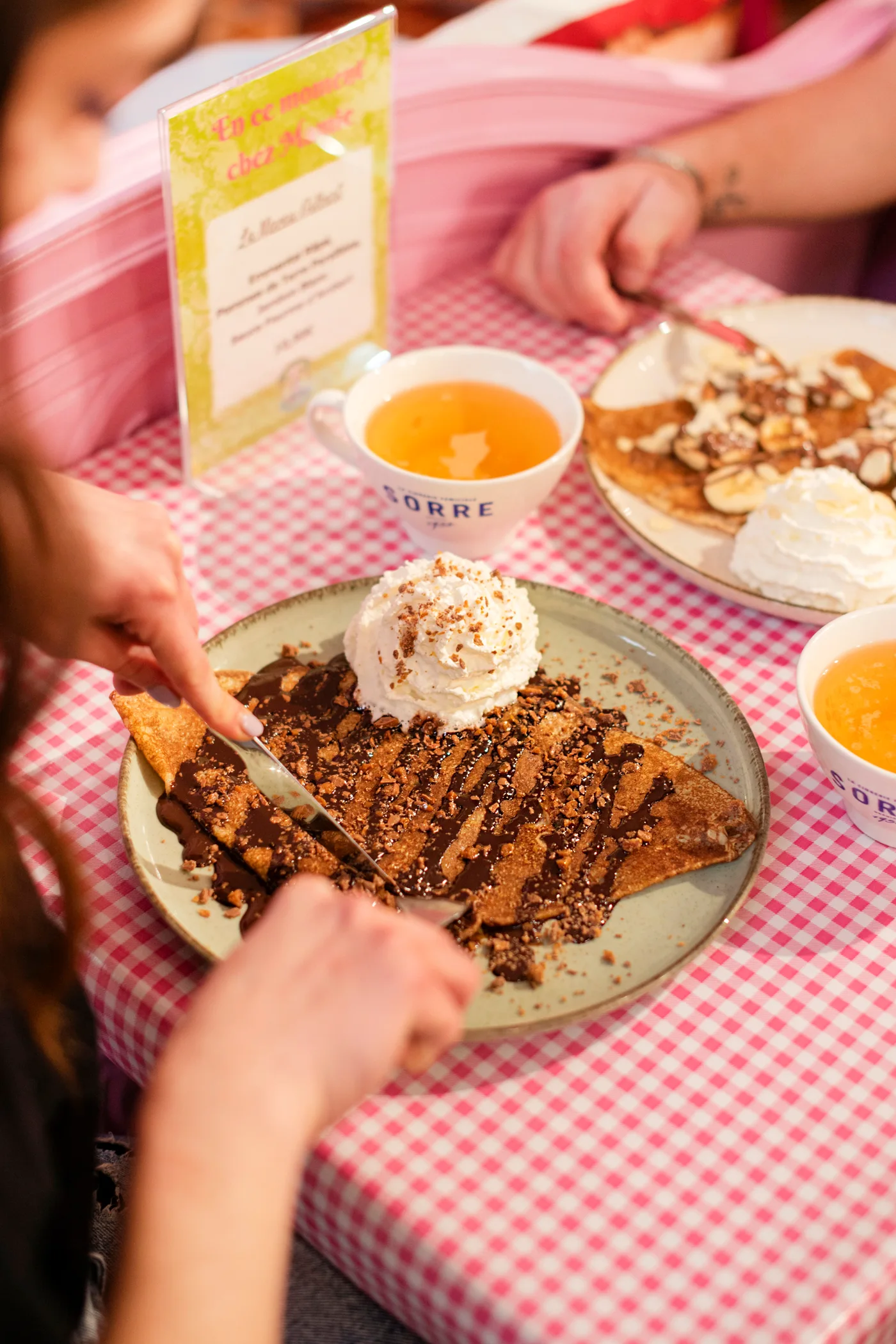 Crêpe au chocolat et chantilly sur une nappe vichy