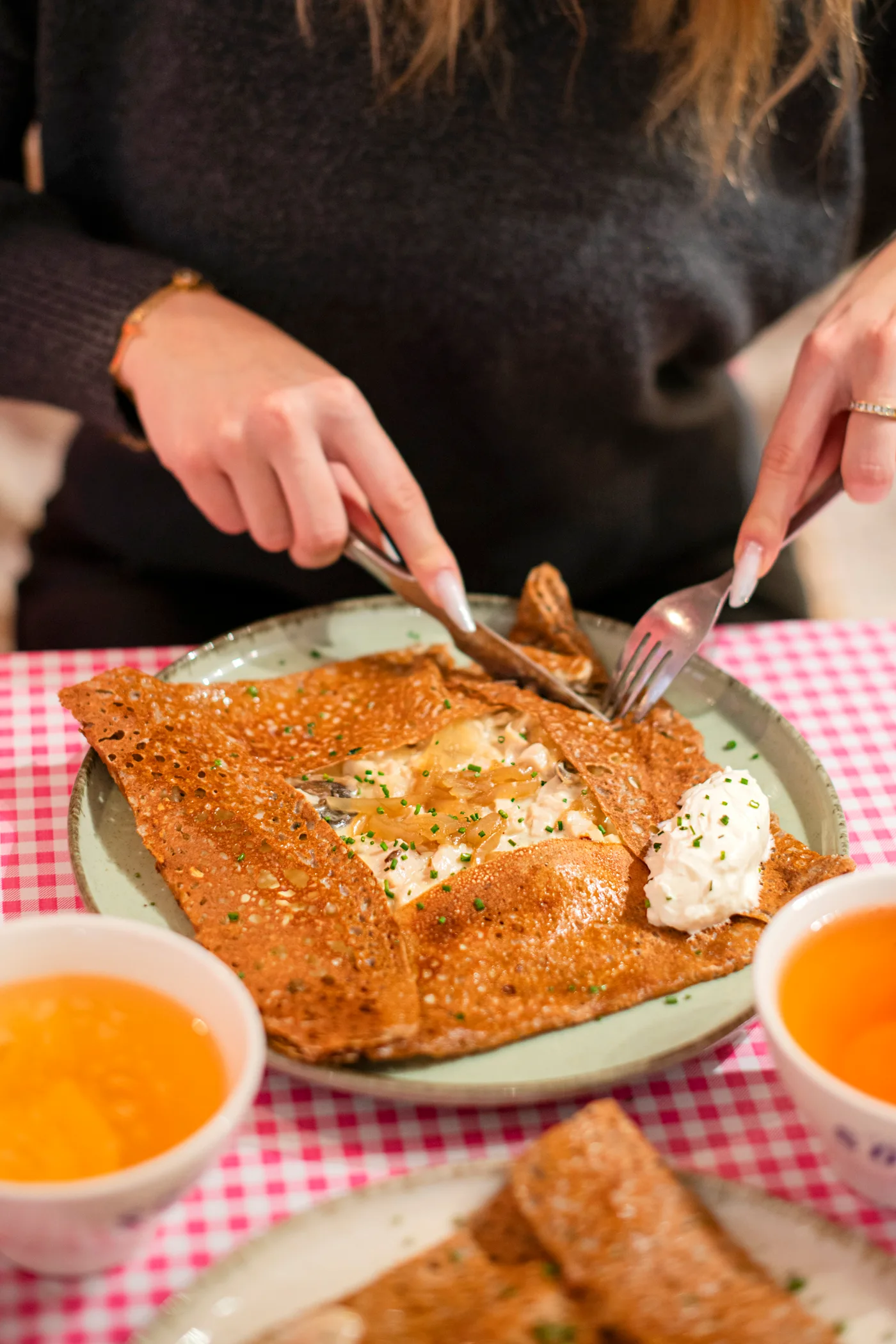 Une galette garnie sur une nappe vichy
