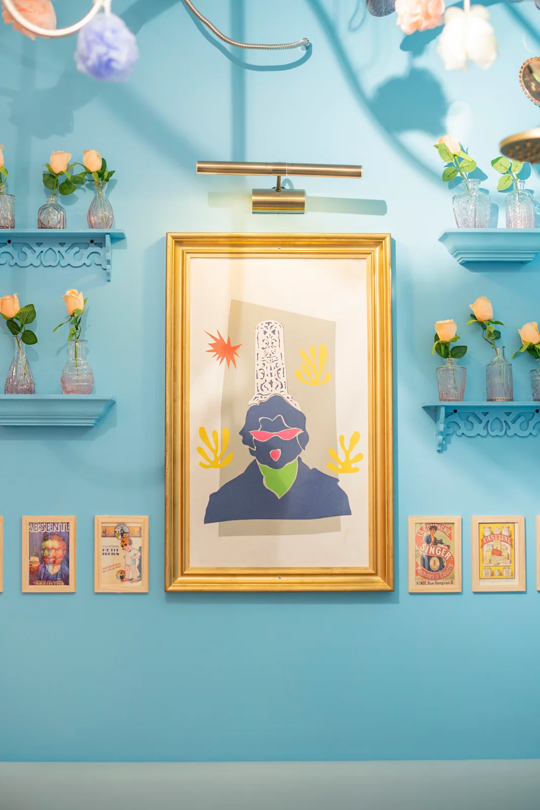 Un portrait de Mamie sur les boiseries bleues de Bourges