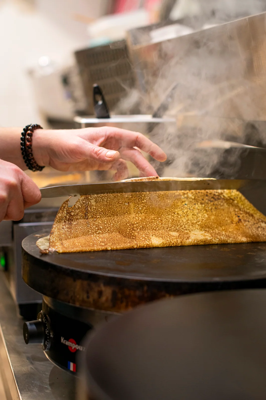 Une galette en préparation sur le billig à Bourges
