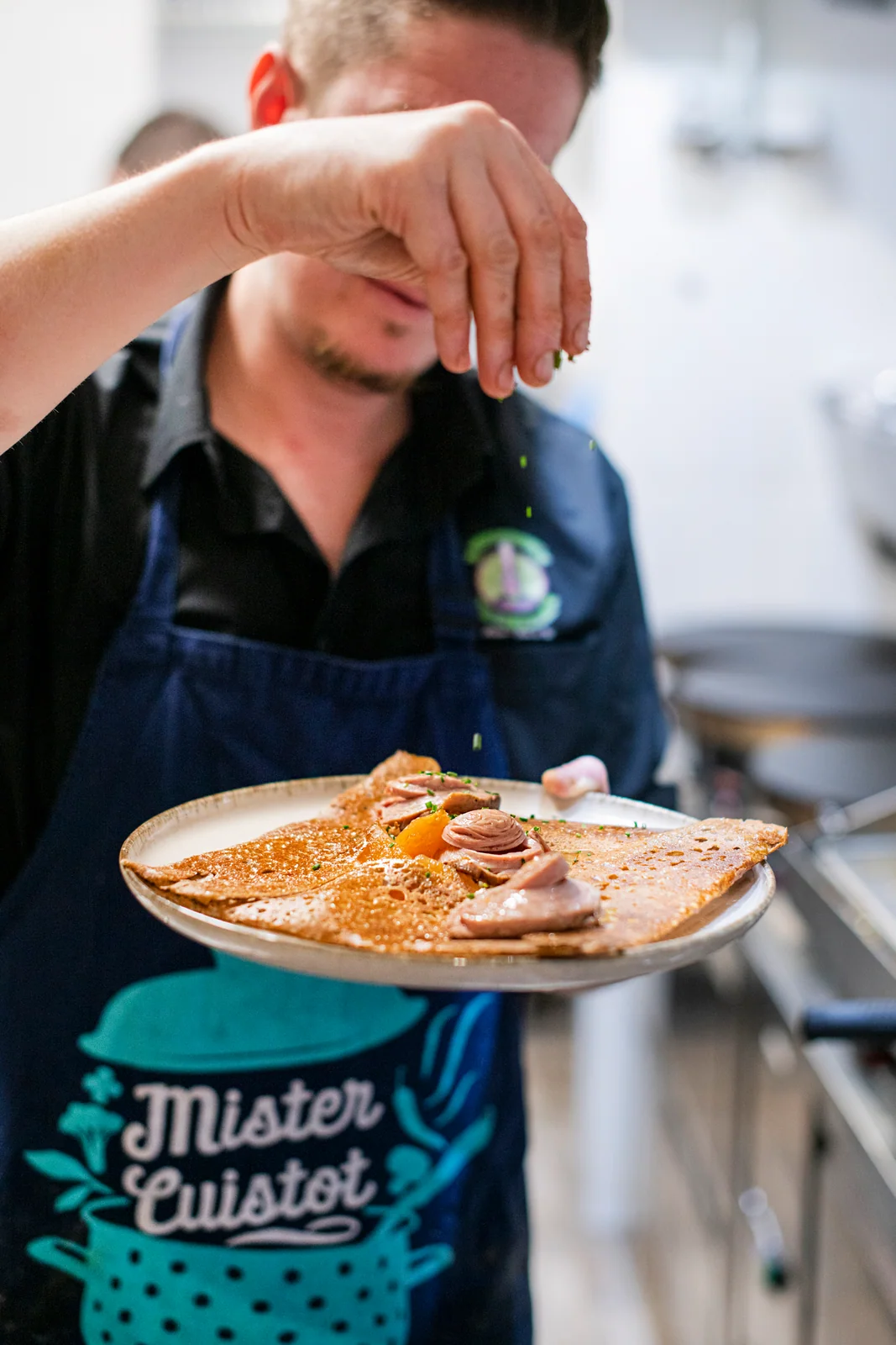 La préparation d’une crêpe sucrée dans les cuisines de Bourges
