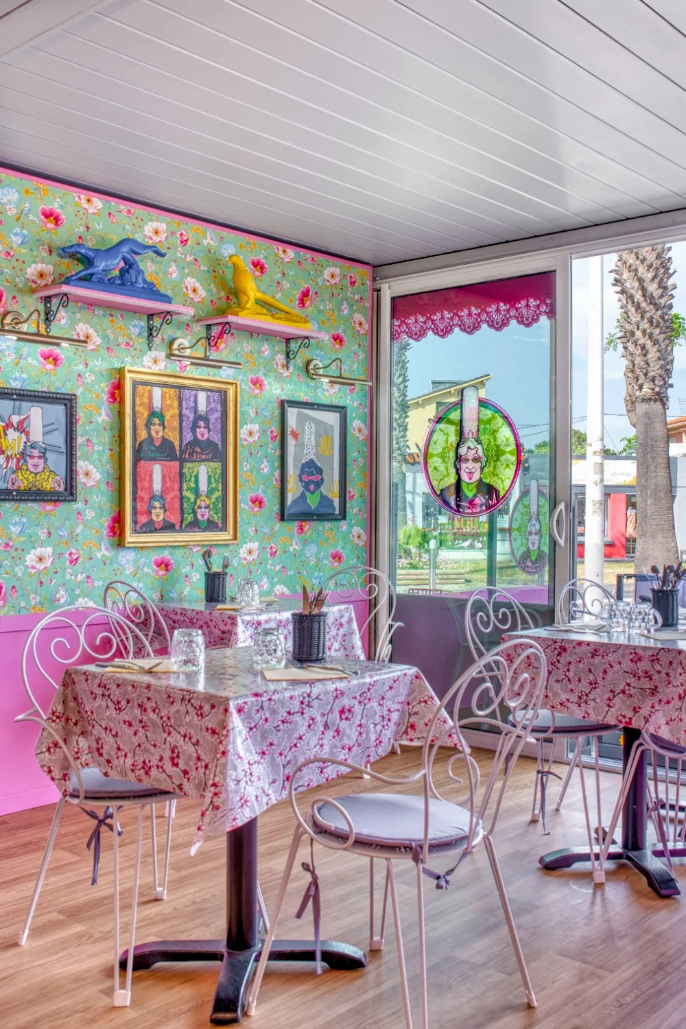 Les tables, les chaises roses et le décor fleuri de Canet-en-Roussillon