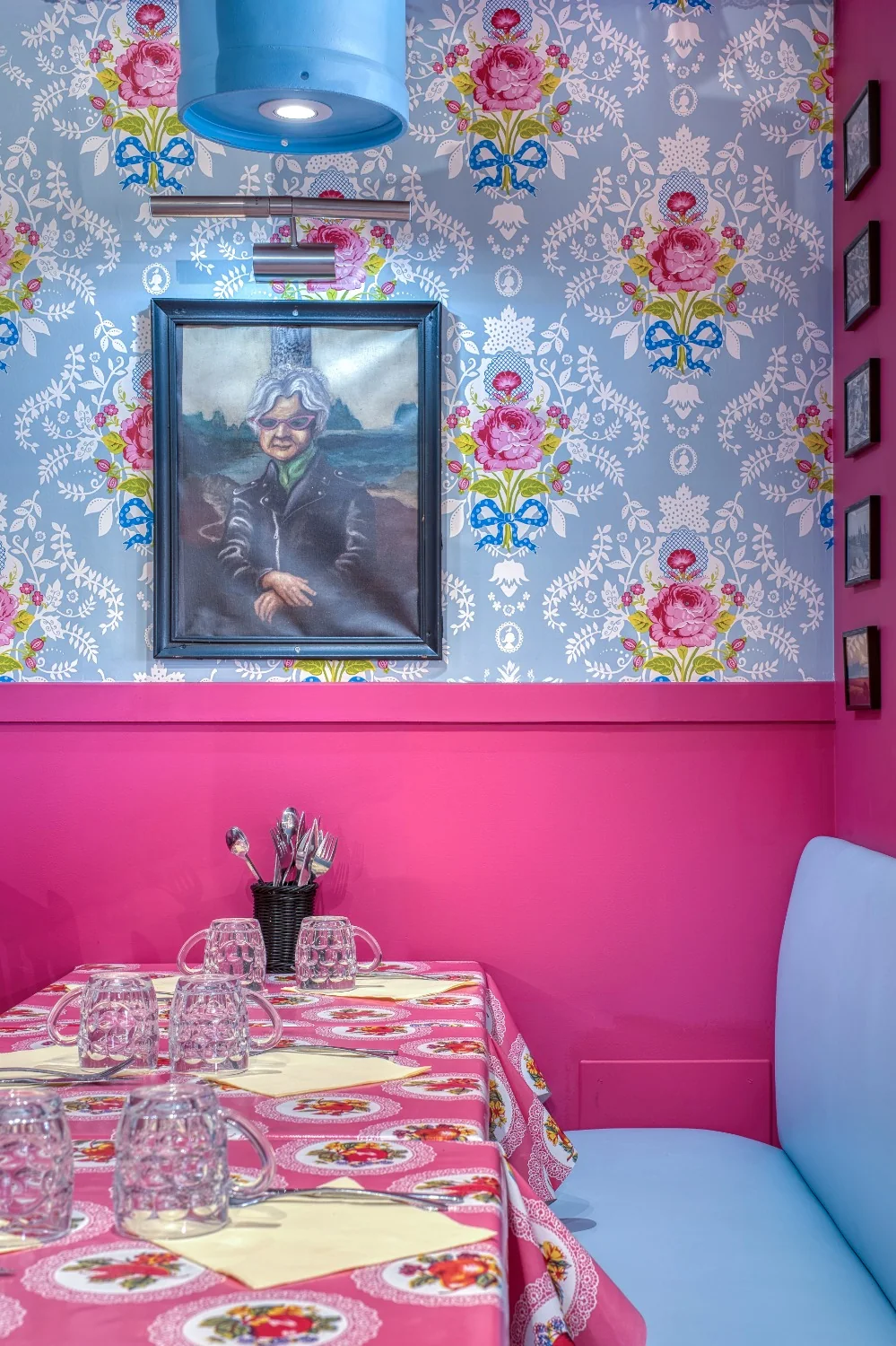 Banquettes bleues et roses autour du portrait de Mamie à Canet-en-Roussillon