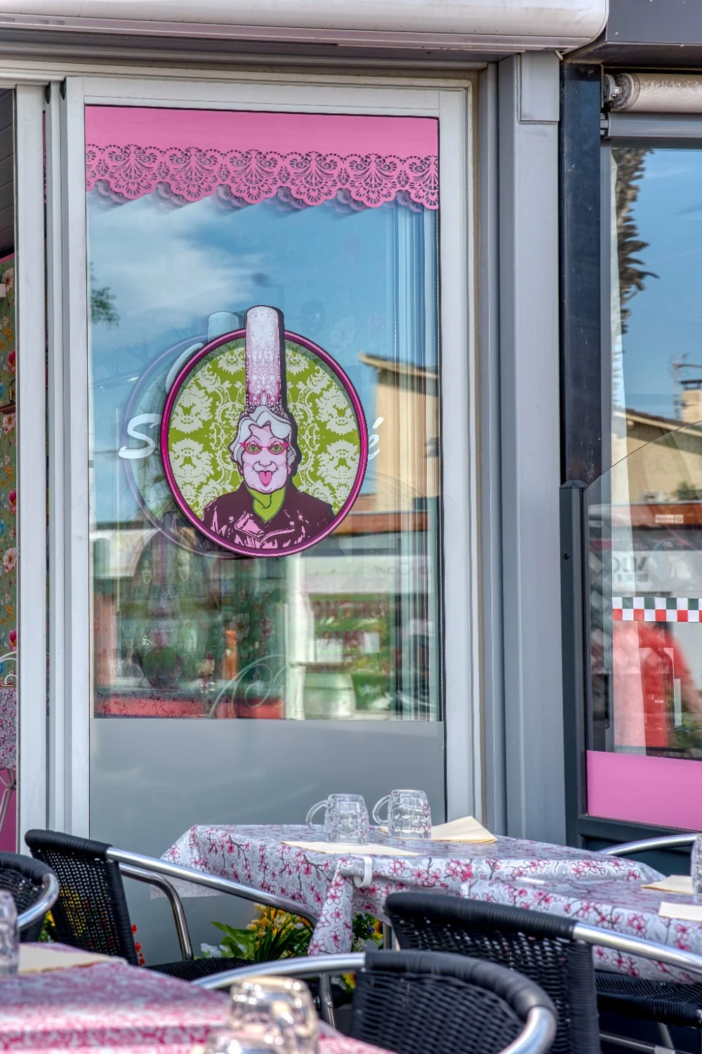La vitrine et une table extérieure du comptoir de Canet-en-Roussillon