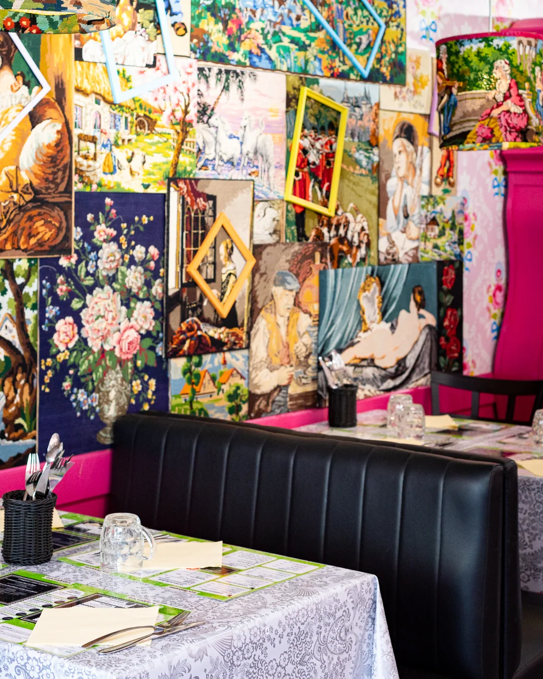 Banquette noire, canevas et tables dans la salle de Chartres