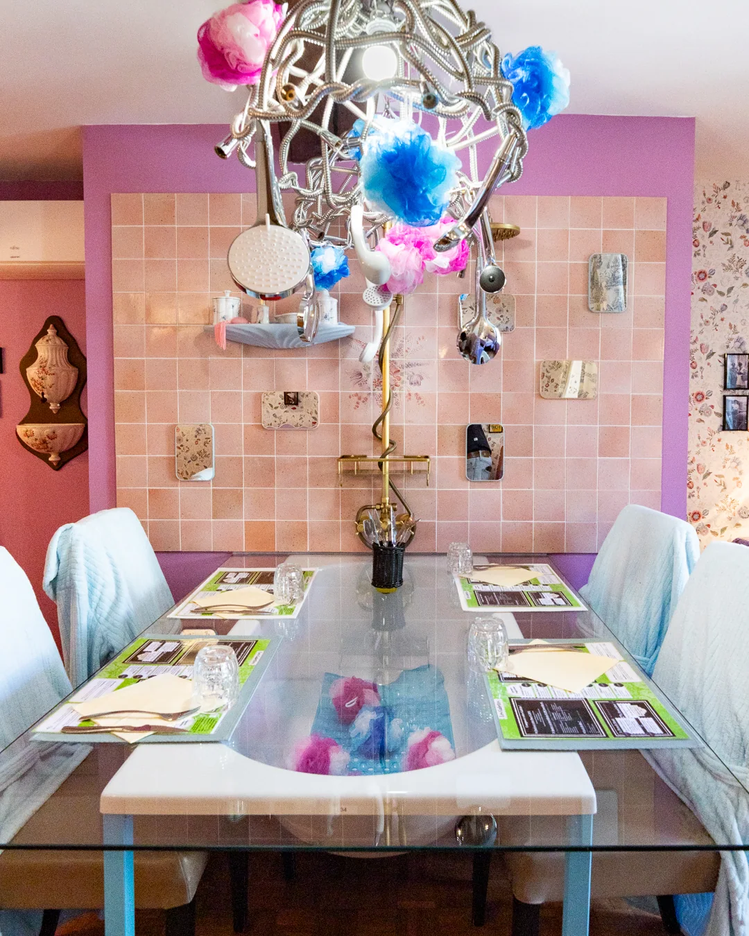 La baignoire transformée en table dans la salle de bain de Chartres