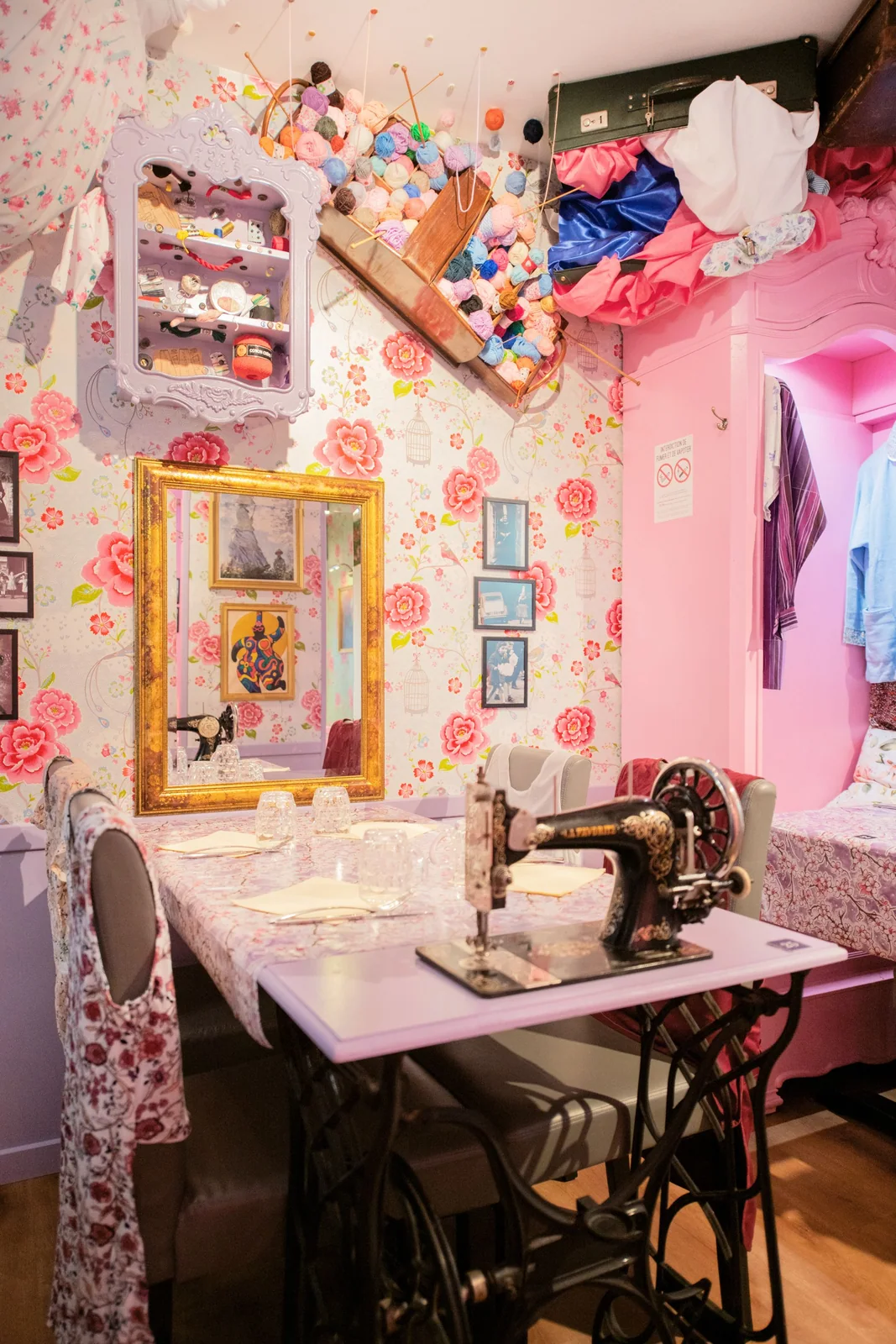 Une table dans le décor rose et fleuri de Châteauroux