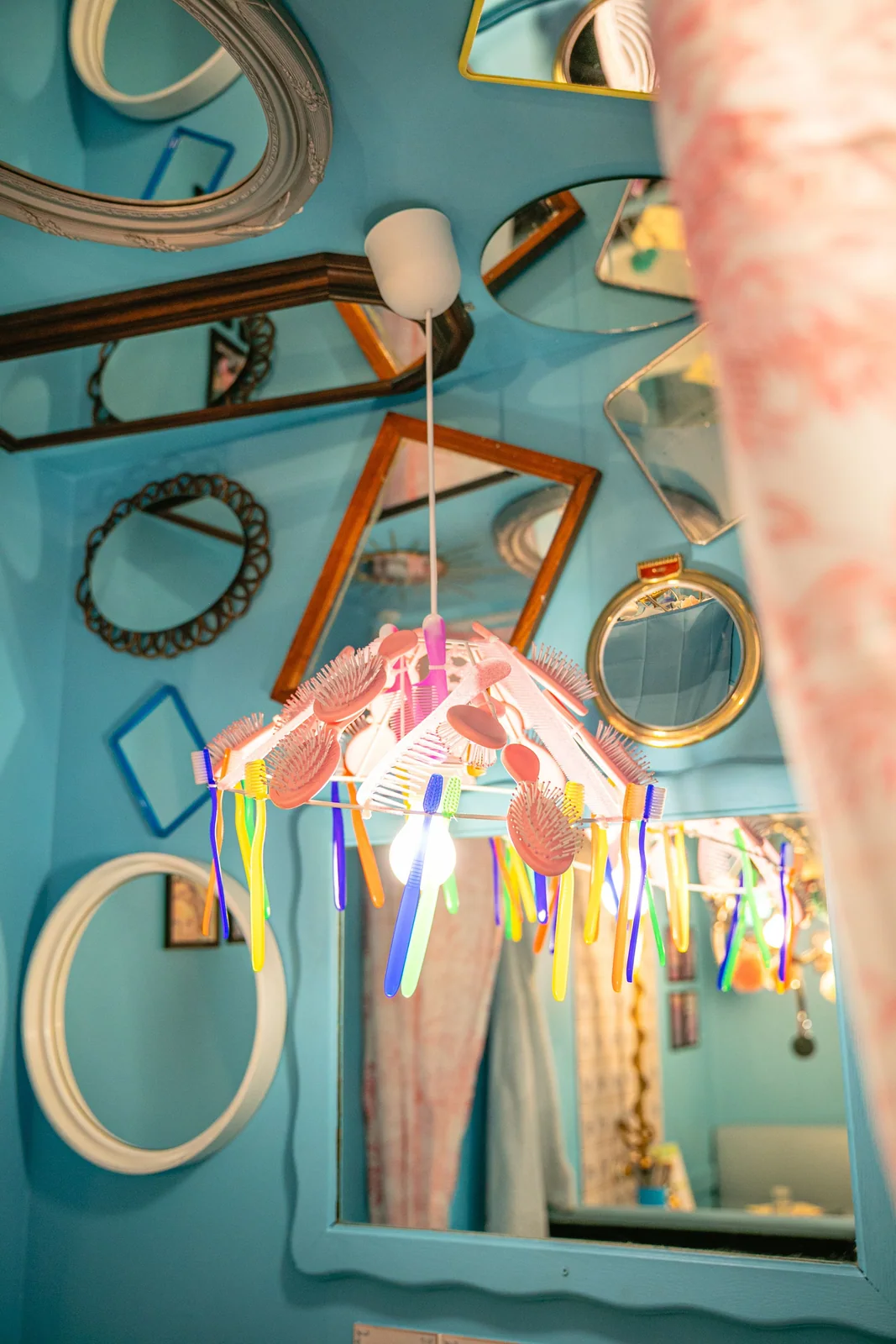 Miroirs et ustensiles colorés dans le décor bleu de Limoges