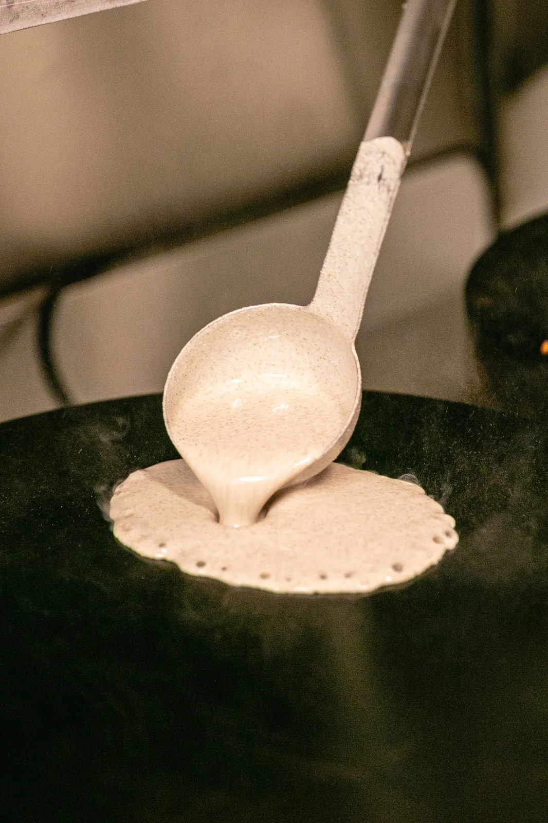 La pâte versée à la louche sur le billig à Limoges