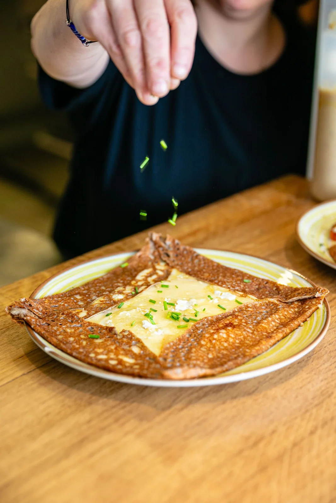 La touche finale sur une galette dans les cuisines de Limoges