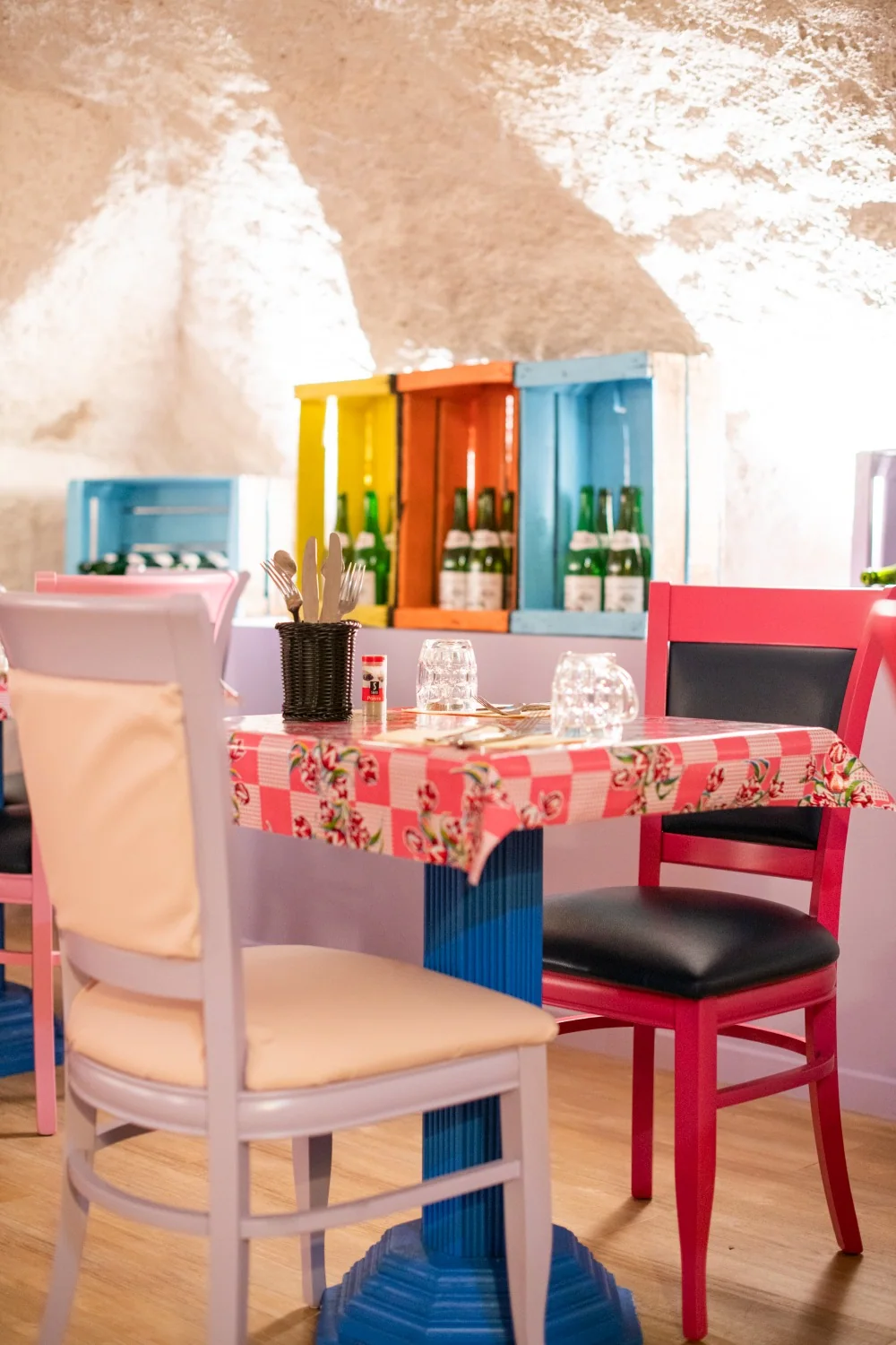 Banquettes roses et étagères multicolores au comptoir de Montluçon