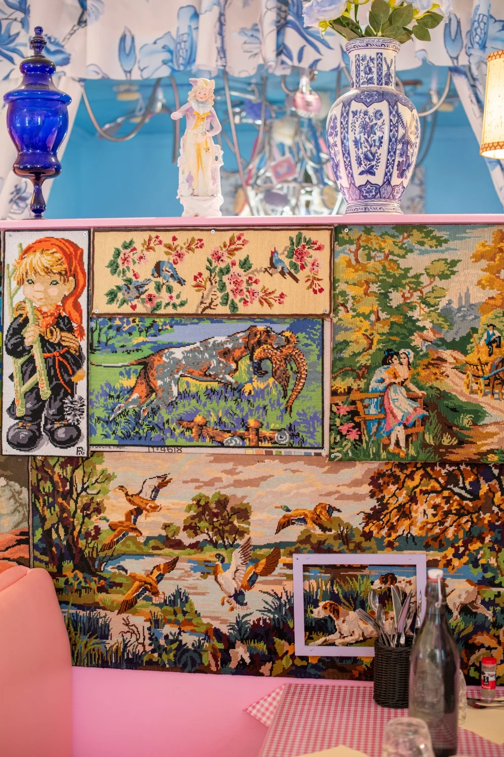 Canevas et vases dans le décor de Montluçon