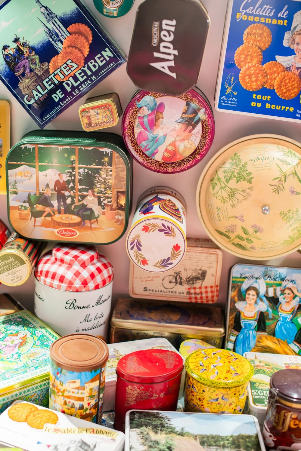 Une collection de boîtes anciennes au comptoir de Montluçon