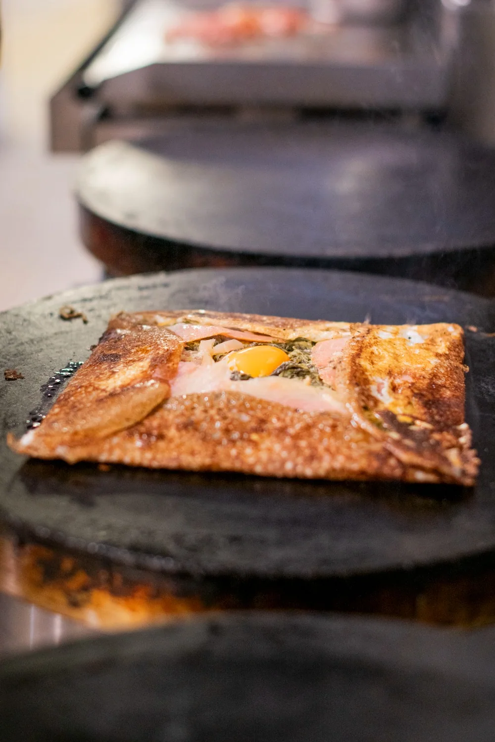 La préparation d’une galette sur le billig à Montluçon