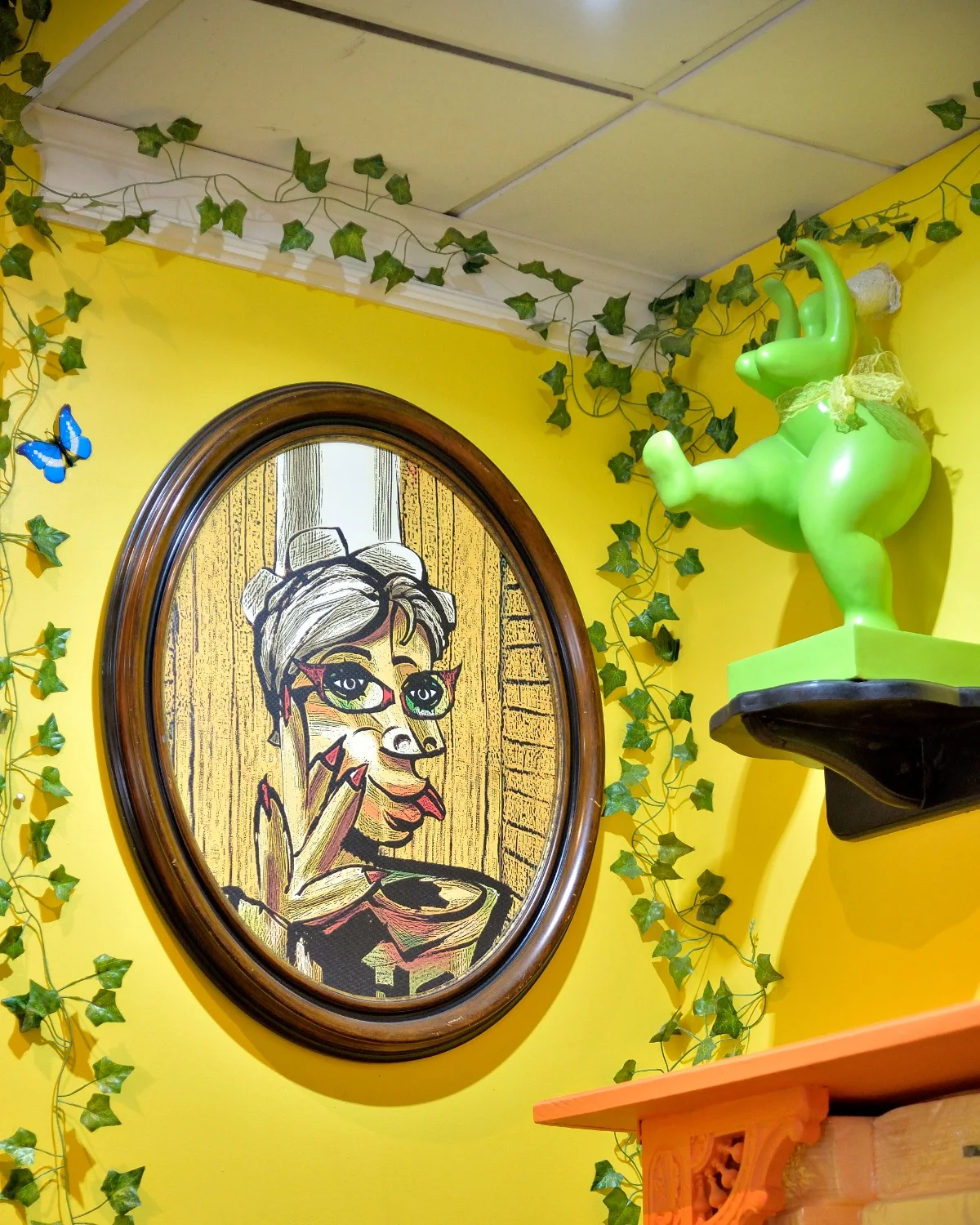 Portrait de Mamie et girafe verte dans le décor jaune d’Orléans
