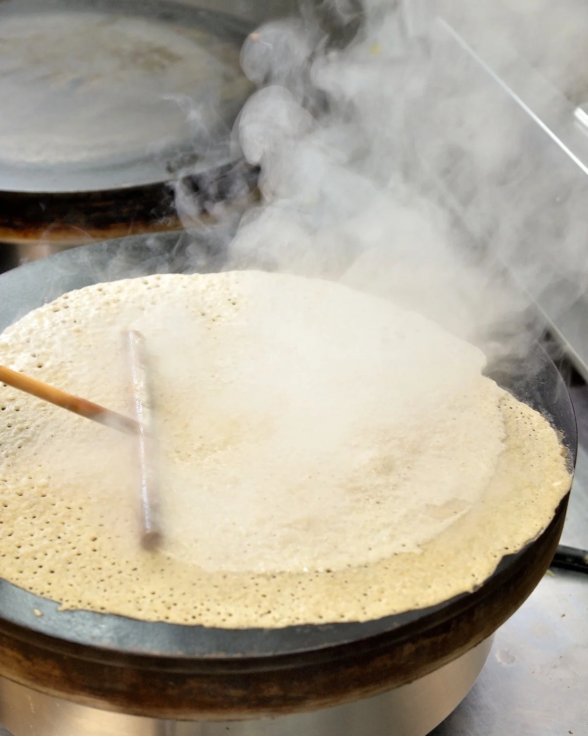 La préparation des crêpes dans les cuisines du comptoir d’Orléans