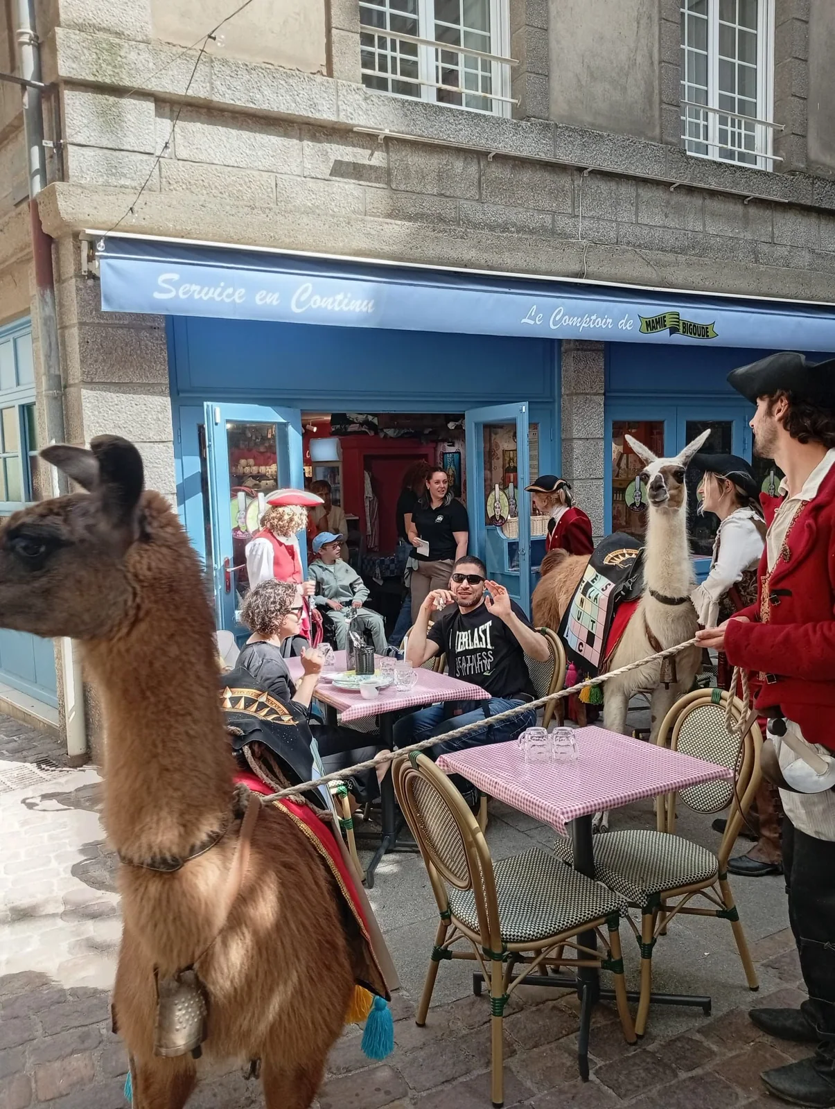 Un moment animé sur la terrasse du comptoir de Saint-Malo