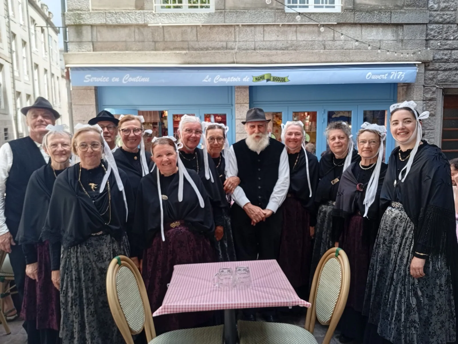 Un groupe réuni devant la façade du comptoir de Saint-Malo