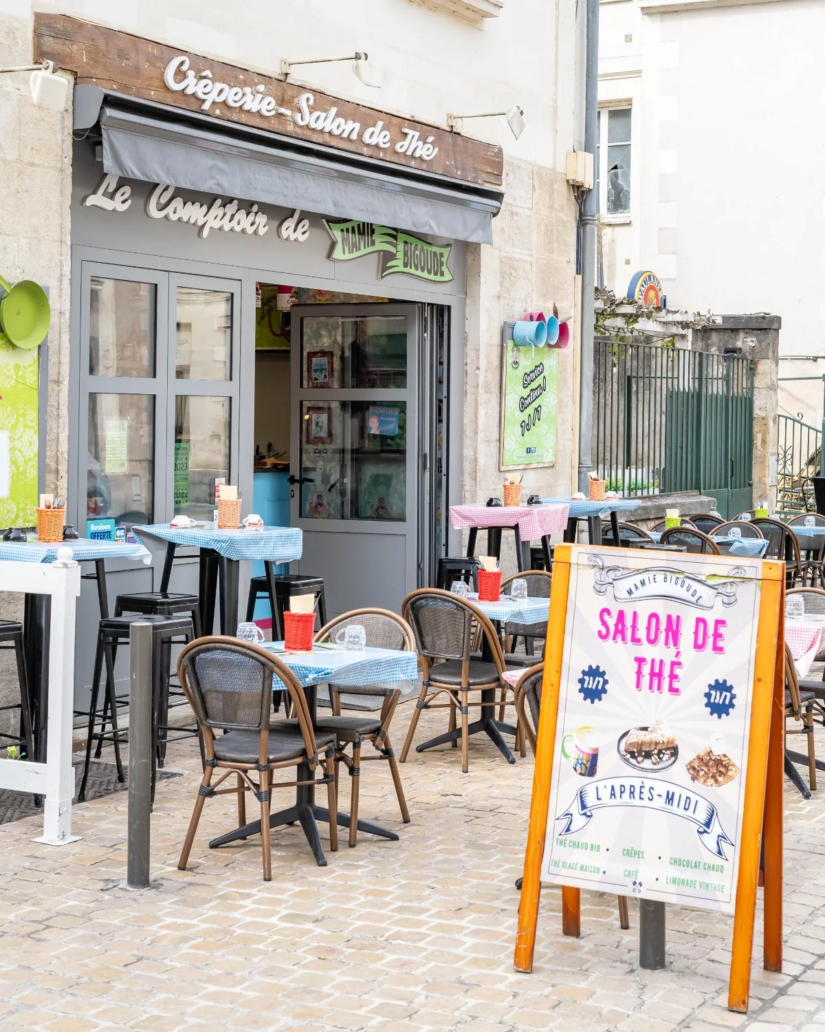 La façade et la terrasse du Comptoir de Mamie Bigoude à Tours