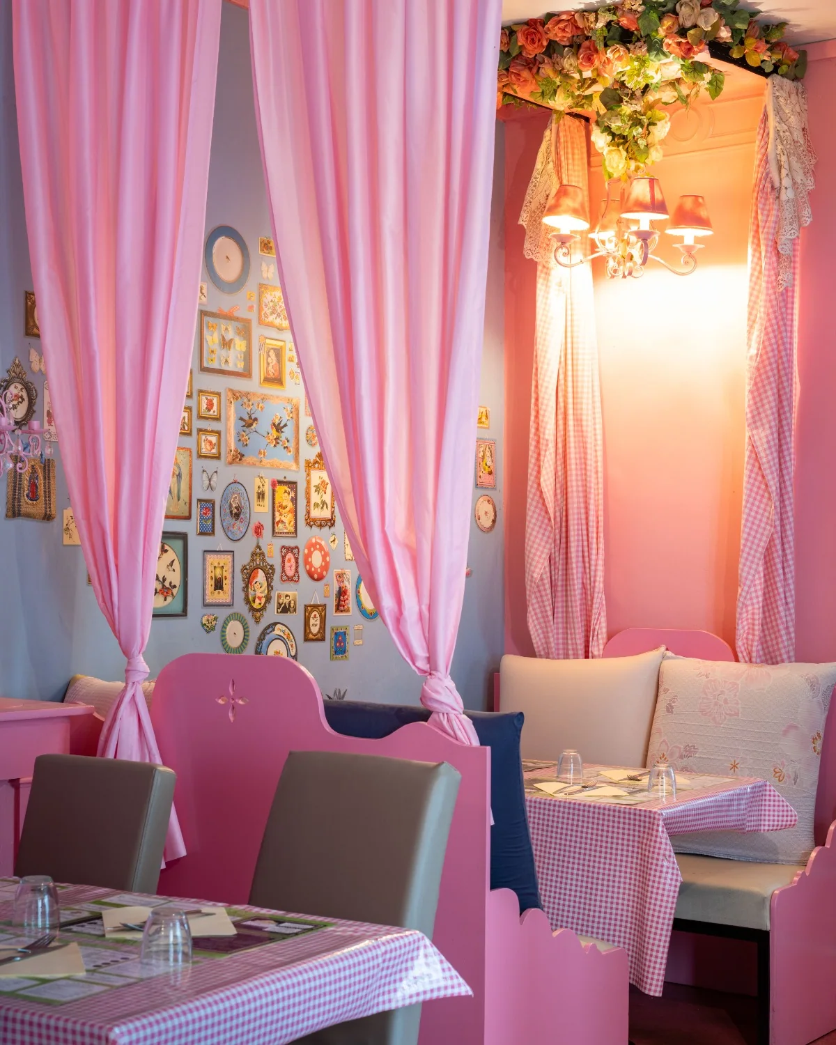 Rideaux et banquette en tête de lit rose au comptoir de Tours