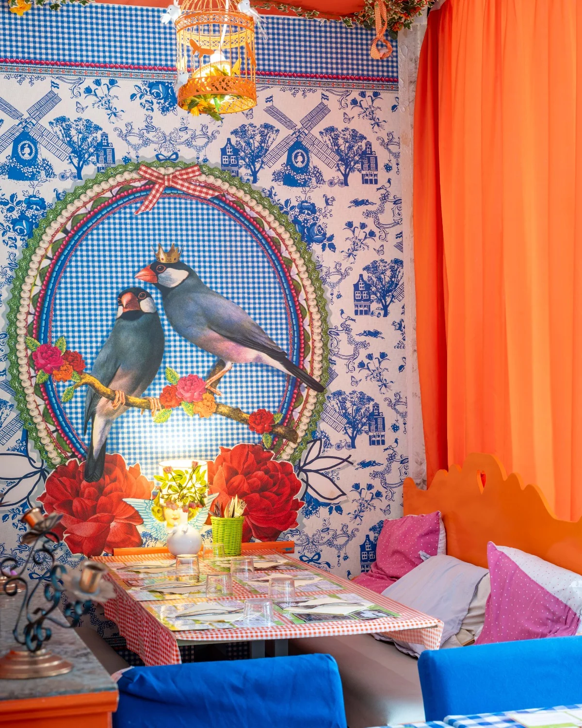 Papier peint bleu, tableau d’oiseaux et rideaux orange à Tours