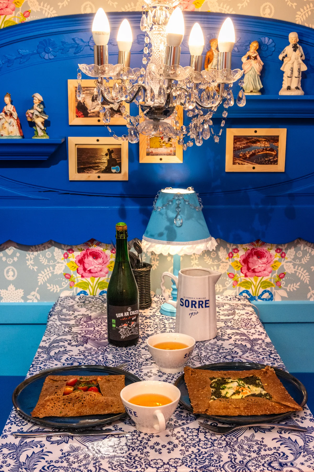 Une table sous les lustres et les boiseries bleues de Perpignan