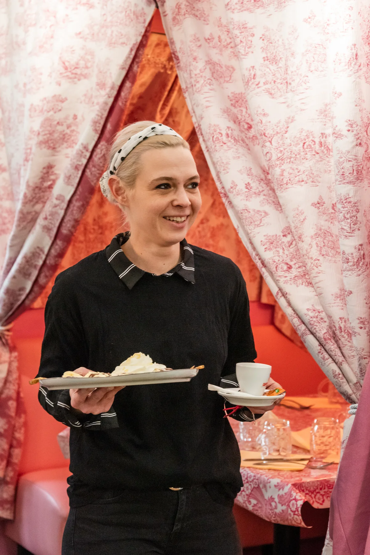 Un instant de service dans le décor du comptoir de Perpignan