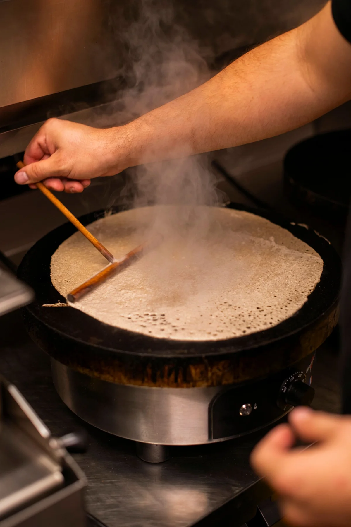 Le geste du crêpier sur le billig, à Poitiers
