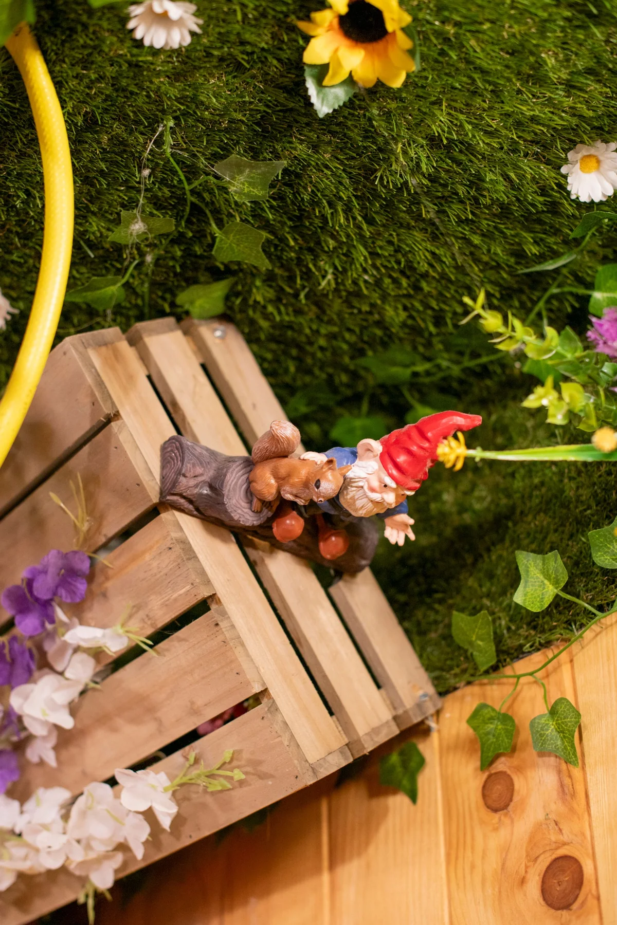 Objets de jardin et fleurs dans un décor du comptoir de Poitiers